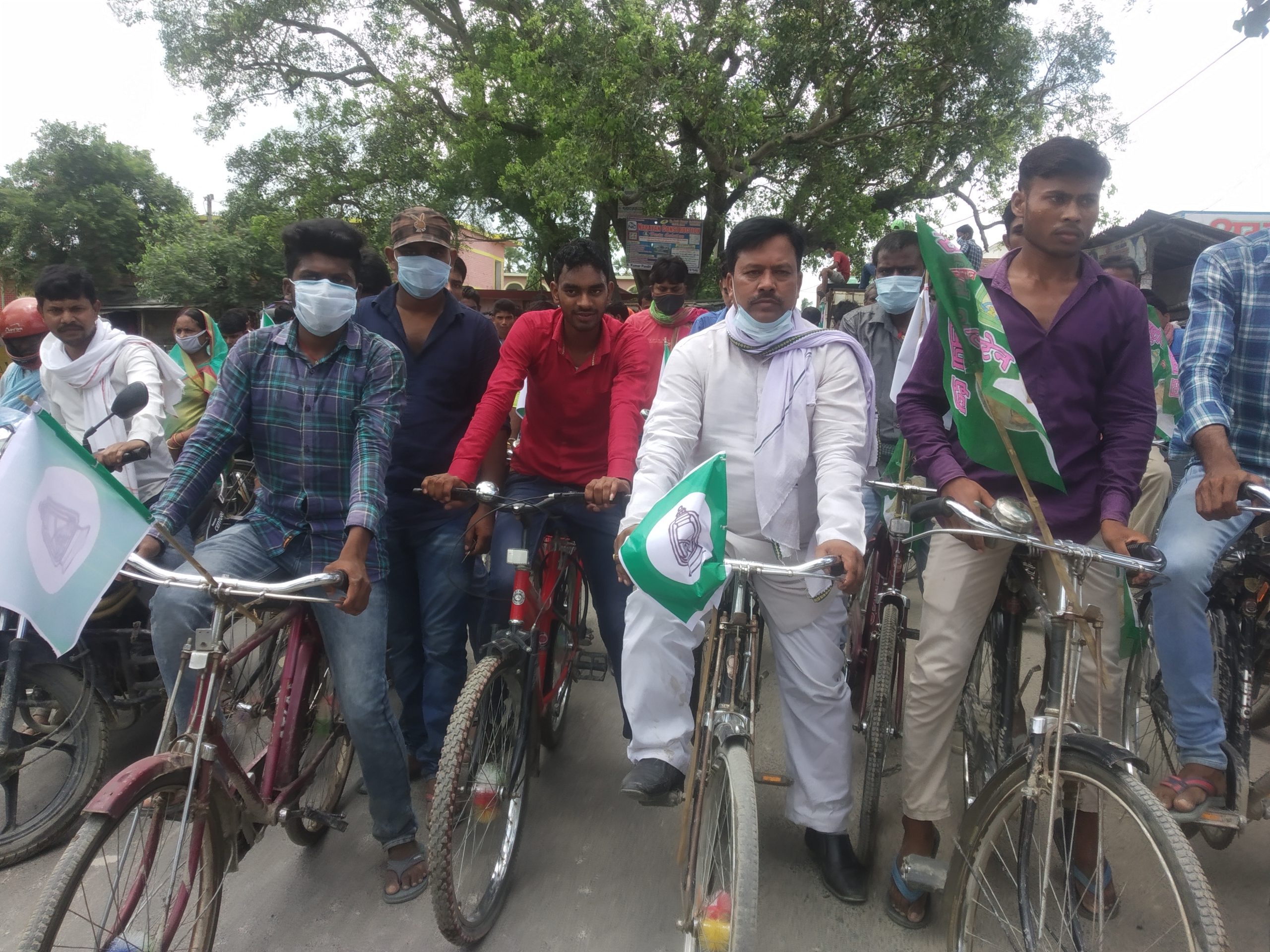 डीजल पेट्रोल के बढ़ते दामों को लेकर  राष्ट्रीय जनता दल के कार्यकर्ताओं ने निकाली साइकिल रैली।