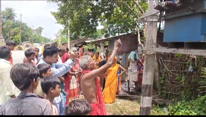 विद्युत ट्रांसफार्मर पर भूत प्रेत का साया, अंधविश्वास का बड़ा खेल,भगत बुलाकर विद्युत ट्रांसफार्मर की पूजा पाठ।